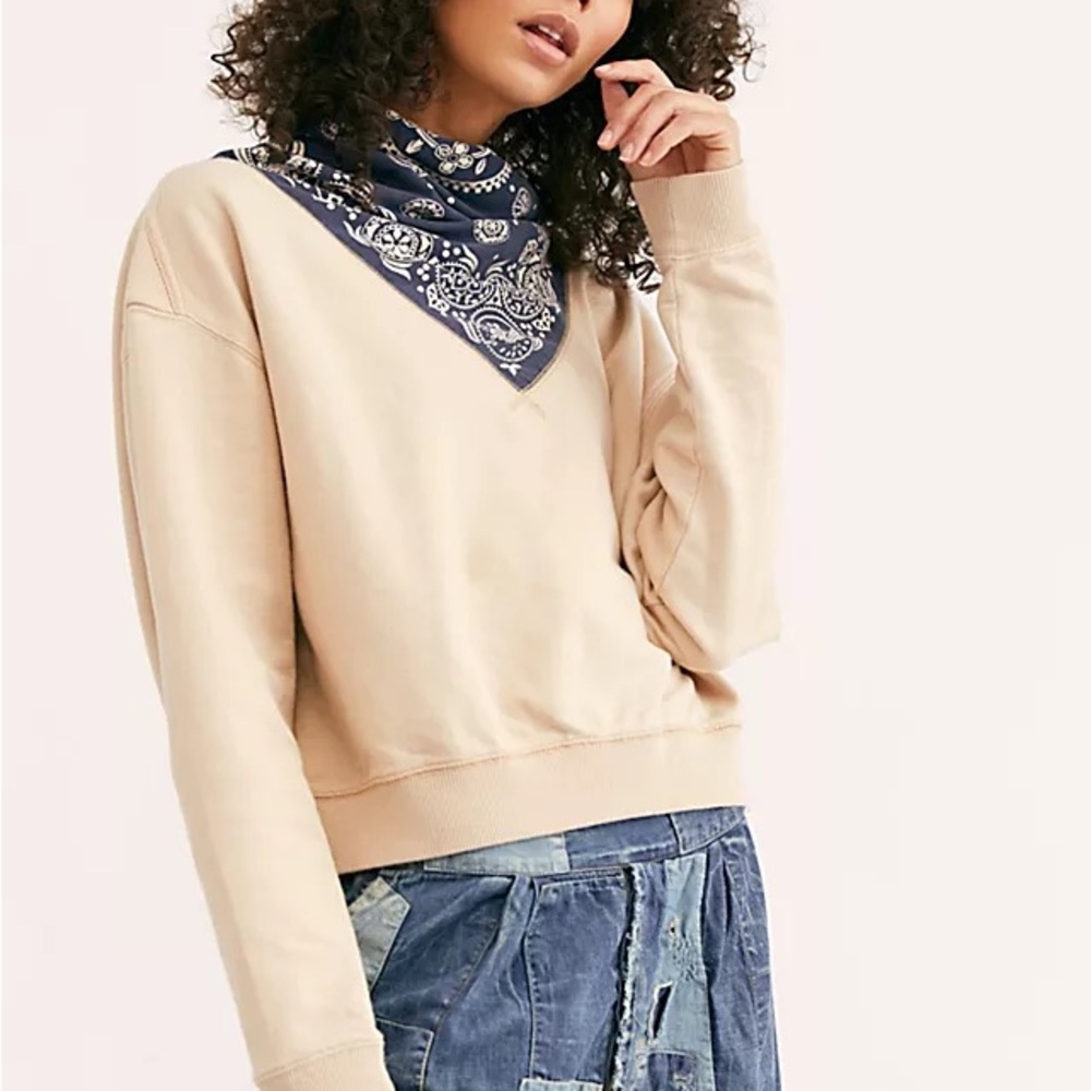 Chic Cream Sweatshirt with Navy Bandana